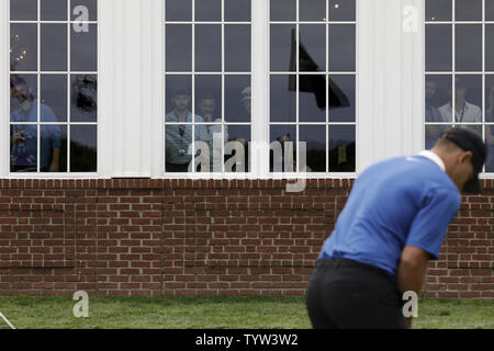 Leute beobachten, die vom Klubhaus als Bäche Koepka Praktiken vor der letzten Runde der PGA Championship am schwarzen Kurs am Bethpage State Park in Farmingdale, New York am 19. Mai 2019. . Foto von Peter Foley/UPI Stockfoto