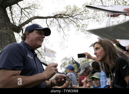 Phil Mickelson Autogramme nach seiner abschließenden Runde der PGA Championship auf der schwarzen Kurs am Bethpage State Park in Farmingdale, New York am 19. Mai 2019. Foto von Peter Foley/UPI Stockfoto