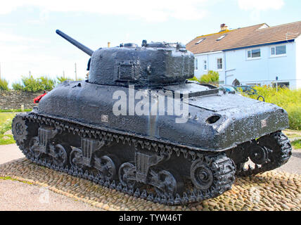 Der Sherman Panzer bei slapton Sands in Devon. Es wurde in der Tätigkeit während der Übung Tiger das war eine Generalprobe für den D-Day Landungen versenkt. Es steht nun als Stockfoto