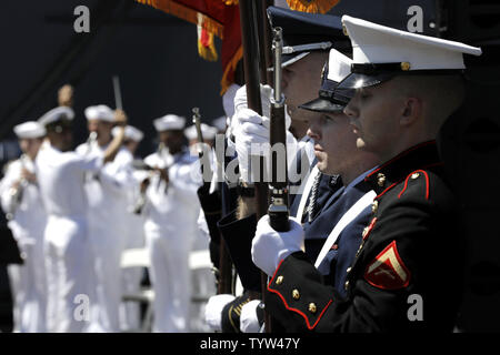 Das US-Militär Color Guard steht an Aufmerksamkeit während dem Spielen der Nationalhymne während des Memorial Day Zeremonien am Intrepid Sea Air & Space Museum in New York City am 27. Mai 2019. Foto von Peter Foley/UPI Stockfoto