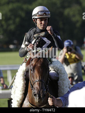 Sir Winston und Jockey Joel Rosario Feiern nach dem Gewinn der 151 läuft der Belmont Stakes am Belmont Park in Elmont New York am 8. Juni 2019. Foto von John angelillo/UPI Stockfoto