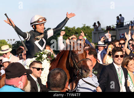 Jockey Joel Rosario, Sir Winston, Wellen, die auf der Masse nach dem Gewinn der 151 läuft der Belmont Stakes am Belmont Park in Elmont New York am 8. Juni 2019. Foto von Mark Abraham/UPI Stockfoto