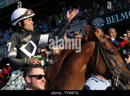 Jockey Joel Rosario, Sir Winston, Wellen, die auf der Masse nach dem Gewinn der 151 läuft der Belmont Stakes am Belmont Park in Elmont New York am 8. Juni 2019. Foto von Mark Abraham/UPI Stockfoto