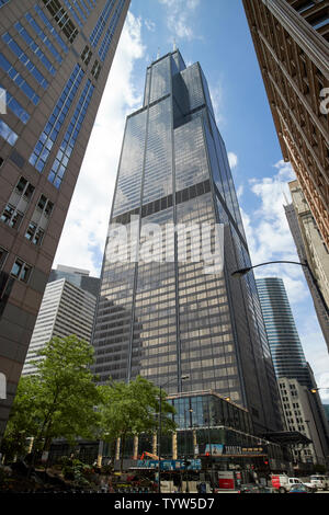 Suchen, um sich vom Boden aus an der Willis Tower früher als searrs Turm Gebäude Chicago IL USA bekannt Stockfoto