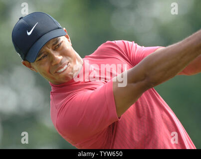 Tiger Woods schlägt sein T-Stück Schuß auf Nr. 3 während der Endrunde, die von der U.S. Open Championship am Oakmont Country Club in Oakmont, Pennsylvania nur außerhalb von Pittsburgh am 17. Juni 2007. Holz Doppel bogied das Loch. (UPI Foto/Pat Benic) Stockfoto