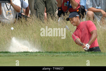 Tiger Woods schlägt von einem greenside Bunker auf Bohrung 2 während der Endrunde, die von der U.S. Open Championship am Oakmont Country Club in Oakmont, Pennsylvania nur außerhalb von Pittsburgh am 17. Juni 2007. Holz fuhr das Grün, aber nur stellte die Bohrung. (UPI Foto/Pat Benic) Stockfoto