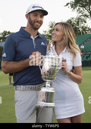 Dustin Johnson steht mit Paulina Gretzky, wenn die WM-Trophäe hält auf dem 18 grün, nachdem seine erste grosse Meisterschaft gewann in der letzten Runde bei den US Open bei Oakmont Country Club in der Nähe von Pittsburgh, Pennsylvania, die am 19. Juni 2016. Johnson gewann mit einem Score von 5 unter Par Foto von Kevin Dietsch/UPI Stockfoto