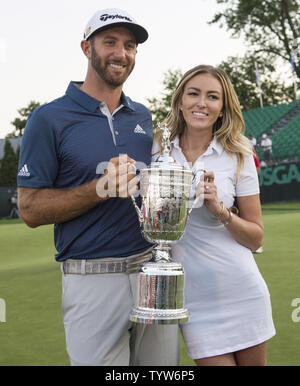 Dustin Johnson steht mit Paulina Gretzky, wenn die WM-Trophäe hält auf dem 18 grün, nachdem seine erste grosse Meisterschaft gewann in der letzten Runde bei den US Open bei Oakmont Country Club in der Nähe von Pittsburgh, Pennsylvania, die am 19. Juni 2016. Johnson gewann mit einem Score von 5 unter Par Foto von Kevin Dietsch/UPI Stockfoto