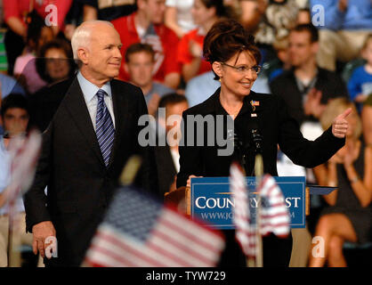 Republikanische vermutliche Präsidentenkandidat Senator John McCain (R-AZ) stellt Alaska reg. Sarah Palin (R) als seine laufenden Gehilfen während einer Kampagne stop in Dayton, Ohio am 29. August 2008. (UPI Foto/John Sommers II) Stockfoto