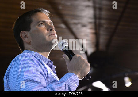 Der republikanische Präsidentschaftskandidat Senator Marco Rubio (R-FL) spricht bei einem Treffen mit Wählern in Cleveland, Ohio am 5. August 2015. Rubio wird in der ersten Präsidentendebatte morgen in Cleveland beteiligt. Foto von Kevin Dietsch/UPI Stockfoto
