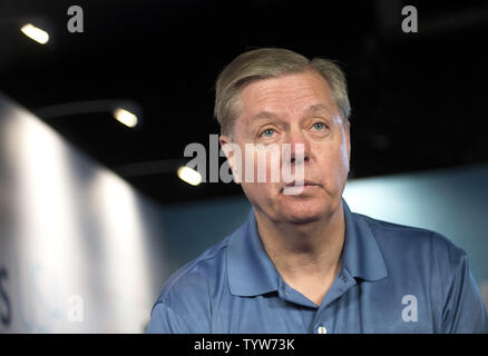 Der republikanische Präsidentschaftskandidat Senator Lindsey Graham (R-SC) beteiligt sich an einem Facebook Frage und Antwort Forum vor den Präsidentschaftswahlen Debatte in Cleveland, Ohio am 6. August 2015. Zehn der top Republikanischen Kandidaten Platz weg in die erste primetime Debatte der Präsidentschaftswahlen von 2016. Foto von Kevin Dietsch/UPI Stockfoto