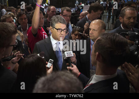 Der republikanische Präsidentschaftskandidat Rick Perry spricht die Medien nach der ersten republikanischen Präsidentendebatte in Cleveland, Ohio am 6. August 2015. Foto von Kevin Dietsch/UPI Stockfoto