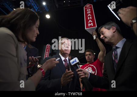 Der republikanische Präsidentschaftskandidat Senator Lindsey Graham (R-SC) spricht zu den Medien nach der ersten republikanischen Präsidentendebatte in Cleveland, Ohio am 6. August 2015. Foto von Kevin Dietsch/UPI Stockfoto
