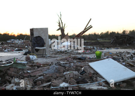 Die Sonne über dem Tornado Ablagerungen in der Moore, Oklahoma am 22. Mai 2013. Eine zerstörerische Windhose Riss durch die Stadt am 20. Mai. UPI/J.P. Wilson Stockfoto