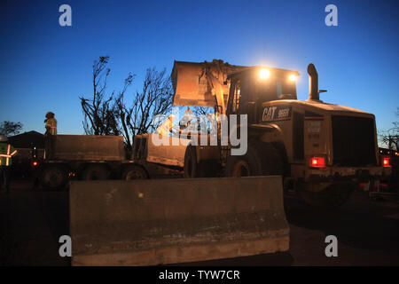 Rettungskräfte suchen durch Ablagerungen in der Moore, Oklahoma am 22. Mai 2013. Eine zerstörerische Windhose Riss durch die Stadt am 20. Mai. UPI/J.P. Wilson Stockfoto