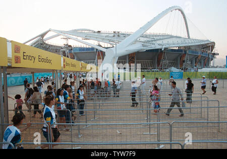 Menschen kommen im Olympischen Stadion für die Eröffnungsfeier der Olympischen Spiele 2004 in Athen, 13. August 2004. (UPI Foto/Heinz Ruckemann) Stockfoto