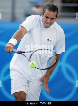 Deutsche Tennisspieler Tommy Haas liefert eine dienen vom Amerikaner Andy Roddick in ihrer zweiten Runde treffen Sie singles Match in Athen Tennis Stadium. Roddick gewann über Haas 6-4, 3-6, 9-7 in der Match 2 Stunden, 19 Minuten am 17. August 2004. (UPI Foto/Gnade Chiu) Stockfoto