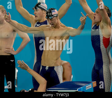 Die USA 4x200 Freistilstaffel finals Team von Peter Vanderkaay, Michael Phelps, Ryan Lochte und Klete Keller (in Wasser) feiern ihre Goldmedaille bei den Olympischen Sommerspielen 2004 in Athen, 17. August 2004. (UPI/Heinz Ruckemannn) Stockfoto