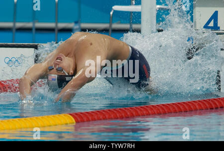 Aaron Peirsol aus den USA gewinnt Gold bei den Männern 200 m Ruecken im Schwimmen nach Gold im 100 m Rückenschwimmen früh in der Woche am Athen 2004 die Olympischen Spiele gewonnen, 19. August 2004. Peirsol hatte zwanzig Minuten zu warten, bevor eine disqualifikation von einem Beamten namens umgeworfen wurde und sein Gewinn finale geschafft. (UPI/Heinz Ruckemann) Stockfoto