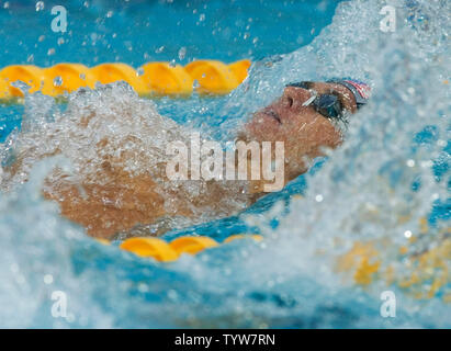 Aaron Peirsol aus den USA gewinnt Gold bei den Männern 200 m Ruecken im Schwimmen nach Gold im 100 m Rückenschwimmen früh in der Woche am Athen 2004 die Olympischen Spiele gewonnen, 19. August 2004. Peirsol hatte zwanzig Minuten zu warten, bevor eine disqualifikation von einem Beamten namens umgeworfen wurde und sein Gewinn finale geschafft. (UPI/Heinz Ruckemann) Stockfoto