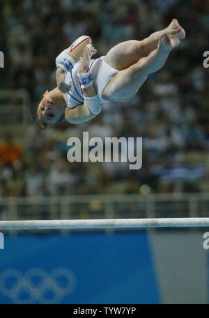 Französische gymnast Emilie Lepennec führt eine Def, ein 1-1/2 Drehung zurück Salto release, auf dem Weg zum Gewinn der Goldmedaille im stufenbarren Finale bei den Olympischen Halle am 22. August 2004. (UPI Foto/Gnade Chiu) Stockfoto