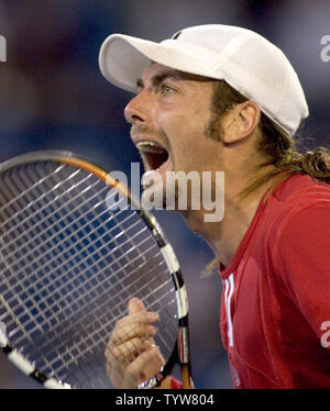 Nicolas Massu aus Chile reagiert auf die Zuschauer nach einem Big Point gegen Gegner Mardy Fish der USA in der Men's singles Gold Medal match Tennis auf die Olympischen Spiele 2004 in Athen, 22. August 2004. Massu ging auf Gold in der hart umkämpften Match zu gewinnen. (UPI Foto/Heinz Ruckemann) Stockfoto