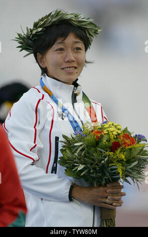 Mizuki Noguchi aus Japan erhält ihre Goldmedaille heute nach der Frauen Marathon gestern gewinnen bei den Olympischen Sommerspielen 2004 in Athen, 23. August 2004. (UPI Foto/Claus Andersen) Stockfoto