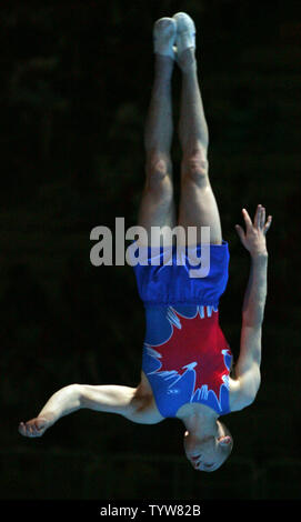 Kanadische olympische Goldmedaille - gewinnende gymnast Kyle Shewfelt führt eine Zugabe von seinem Stockwerk Übungsprogramm in der Gymnastik Gala in Athen Halle am 24. August 2004. Die kanadische Gymnastik Federation hat ein Protest gegen die Beurteilung des zweiten vault Shewfelt Hauptrivale Marian Dragulescu von Rumänien abgelegt. Drei der Richter hat die erforderlichen 0,5 Abzug nicht für den Herbst auf Dragulescu's Landing, was in der Rumänischen empfangen eine Bronzemedaille und heraus umrandete Shewfelt und seine zwei sauber Gewölbe um 0,013 Punkte. (UPI Foto/Gnade Chiu) Stockfoto