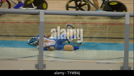 Großbritanniens Rob Hayles Folien an der Unterseite der Schiene nach einer Kollision mit Robert Sippens der Niederlande während der Männer Madison Finale der Radweg an der Olympischen Velodrom der Olympischen Sommerspiele 2004 in Athen, 25. August 2004. Hayles kehrt in das Rennen in Kombination mit teamkollege Bradley Wiggins Bronze zu retten. (UPI Foto/Heinz Ruckemann) Stockfoto