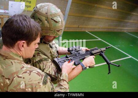 Die Royal Air Force Mitglied des Gemeinsamen Europäischen Training Team überprüft, ob die Kammer eines L 85 A2 Gewehr an der Schulung Support Center Benelux 25 ist leer-Meter Reichweite im Innenbereich, auf chièvres Air Base, Belgien, November 30, 2016. Die britischen Truppen unter Aufsicht der britischen Joint European Training Team ausgebildet. Stockfoto