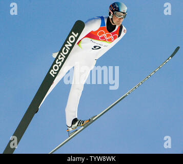 Alan Alborn der USA steigt während der Ausbildung Sprung in das Finale der großen Hügel einzelne Männer Skispringen in Pragelato 2006 Bei den Olympischen Winterspielen von Turin, 18. Februar 2006. Alborn beendet 43. insgesamt. (UPI Foto/Heinz Ruckemann) Stockfoto