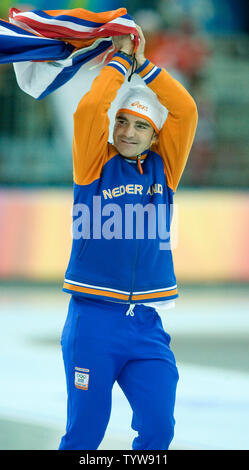 Die Niederlande Bob de Jong feiert Gold gewann bei den Herren 10.000 m Eisschnelllauf im Oval Lingotto in Turin die Olympischen Winterspiele 2006, 24. Februar 2006. (UPI Foto/Heinz Ruckemann) Stockfoto