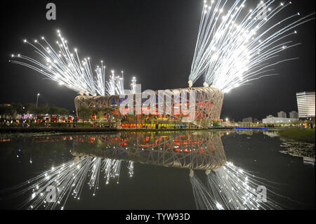 Feuerwerk über dem Nationalstadion explodieren, genannt Bird's Nest, während die Generalprobe für die Olympischen Spiele 2008 in Peking am 2. August 2008. Die offizielle Eröffnung der Sommerspiele ist August 8, 2008. (UPI Foto/Pat Benic) Stockfoto