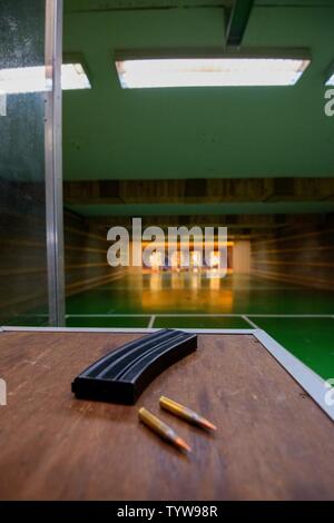 Ansicht eines Magazins und Kugeln als Mitglieder der Britischen Streitkräfte in örtlichen Einheiten mit Feuer L 85 A2 Gewehre zugewiesen an den Training Support Center Benelux 25 m Reichweite im Innenbereich, auf chièvres Air Base, Belgien, November 30, 2016. Die britischen Truppen unter Aufsicht der britischen Joint European Training Team ausgebildet. Stockfoto