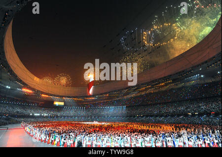 Die Olympischen Ringe können Szene im Feuerwerk werden angezeigt, nachdem die olympische Fackel leuchtet mit den Athleten auf dem Feld während der Eröffnungsfeier der olympischen Sommerspiele 2008 an der National Stadium, der Bird's Nest, in Peking am 8. August 2008 genannt. Die Sommer-spiele durch August 24, 2008 laufen. (UPI Foto/Pat Benic) Stockfoto