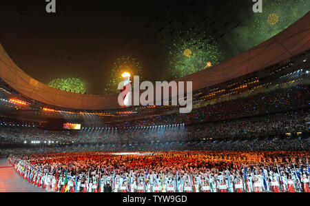 Feuerwerk gehen aus der olympischen Fackel leuchtet mit den Athleten auf dem Feld während der Eröffnungsfeier der olympischen Sommerspiele 2008 an der National Stadium, der Bird's Nest, in Peking am 8. August 2008 genannt. Die Sommer-spiele durch August 24, 2008 laufen. (UPI Foto/Pat Benic) Stockfoto