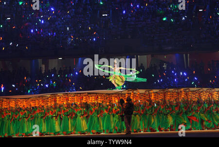 Animateure führen Sie während der Eröffnungszeremonie für die Olympischen Sommerspiele 2008 in Peking, China, am 8. August 2008. (UPI Foto/Terry Schmitt) Stockfoto