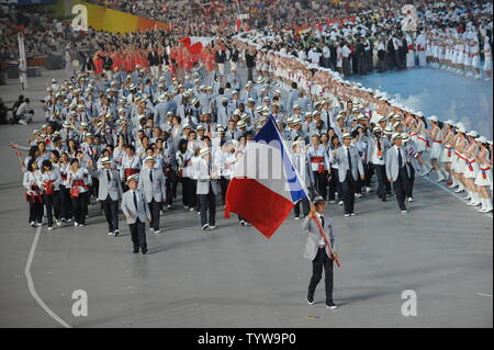 Die französischen olympischen Mannschaft marschiert in National Stadium, auch genannt der Bird's Nest, während der Eröffnungszeremonie für die Olympischen Sommerspiele 2008 in Peking, China, am 8. August 2008. (UPI Foto/Pat Benic) Stockfoto