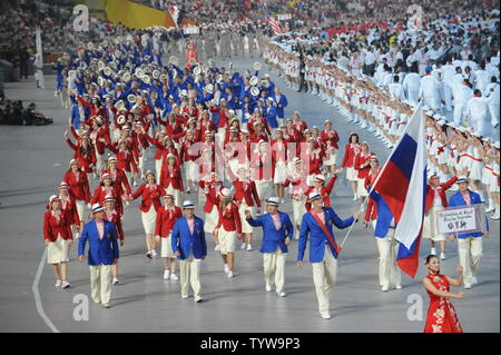 Die Russischen Olympischen Mannschaft marschiert in National Stadium, auch genannt der Bird's Nest, während der Eröffnungszeremonie für die Olympischen Sommerspiele 2008 in Peking, China, am 8. August 2008. (UPI Foto/Pat Benic) Stockfoto