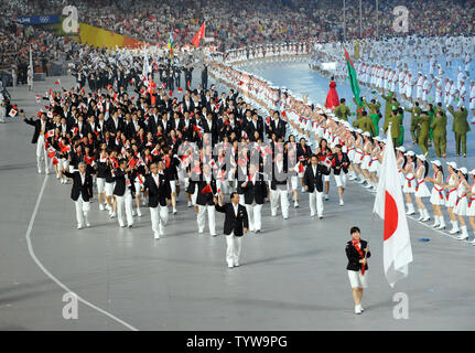 Das japanische olympische Mannschaft marschiert in National Stadium, auch genannt der Bird's Nest, während der Eröffnungszeremonie für die Olympischen Sommerspiele 2008 in Peking, China, am 8. August 2008. (UPI Foto/Pat Benic) Stockfoto