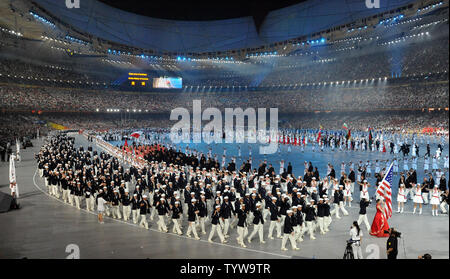 Die amerikanische Olympiamannschaft in National Stadium, auch genannt der Bird's Nest, während der Eröffnungszeremonie für die Olympischen Sommerspiele 2008 in Peking, China, am 8. August 2008. (UPI Foto/Pat Benic) Stockfoto