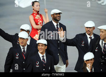 LeBron James (oben Mitte) und andere Mitglieder der amerikanischen Olympiamannschaft in National Stadium, auch genannt der Bird's Nest, während der Eröffnungszeremonie für die Olympischen Sommerspiele 2008 in Peking, China, am 8. August 2008. (UPI Foto/Pat Benic) Stockfoto