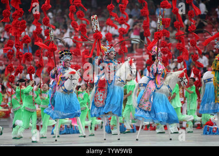 Animateure am National Stadium während der Eröffnungszeremonie für die Olympischen Sommerspiele 2008 in Peking, China, am 8. August 2008. (UPI Foto/Terry Schmitt) Stockfoto