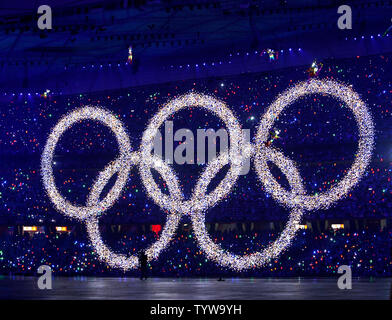 Olympische Ringe leuchten an der National Stadium während der Eröffnungszeremonie für die Olympischen Sommerspiele 2008 in Peking, China, am 8. August 2008. (UPI Foto/Terry Schmitt) Stockfoto