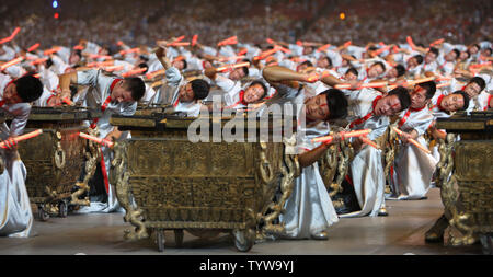 Trommler am National Stadium während der Eröffnungszeremonie für die Olympischen Sommerspiele 2008 in Peking, China, am 8. August 2008. (UPI Foto/Terry Schmitt) Stockfoto