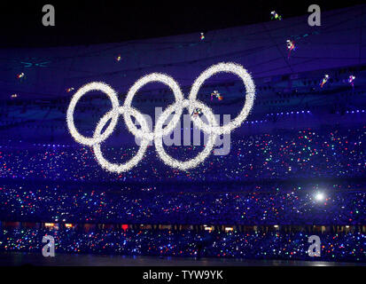 Olympische Ringe leuchten an der National Stadium während der Eröffnungszeremonie für die Olympischen Sommerspiele 2008 in Peking, China, am 8. August 2008. (UPI Foto/Terry Schmitt) Stockfoto