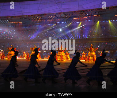 Animateure am National Stadium während der Eröffnungszeremonie für die Olympischen Sommerspiele 2008 in Peking, China, am 8. August 2008. (UPI Foto/Terry Schmitt) Stockfoto