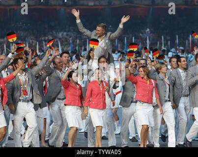 Die deutsche Olympiamannschaft Märschen in die National Stadium während der Eröffnungszeremonie für die Olympischen Sommerspiele 2008 in Peking, China, am 8. August 2008. (UPI Foto/Terry Schmitt) Stockfoto