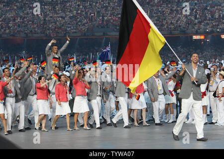 Die deutsche Olympiamannschaft Märschen in die National Stadium während der Eröffnungszeremonie für die Olympischen Sommerspiele 2008 in Peking, China, am 8. August 2008. (UPI Foto/Terry Schmitt) Stockfoto