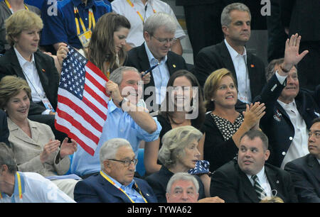 Präsidenten der Vereinigten Staaten George W. Bush hält die amerikanische Flagge als er bereit Die schwimmen Veranstaltungen an der National Aquatics Center bei den Olympischen Sommerspielen in Peking am 10. August 2008 zu sehen. Neben der Präsident ist First Lady Laura Bush und seiner Tochter Barbara. (UPI Foto/Pat Benic) Stockfoto